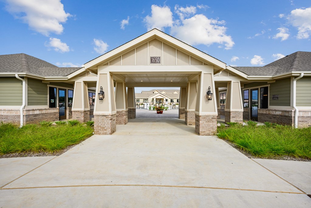 Shannon Creek Apartments offering 1 and 2 bedroom apartment homes in Burleson, TX 76028 the preserve at ballantyne commons community building