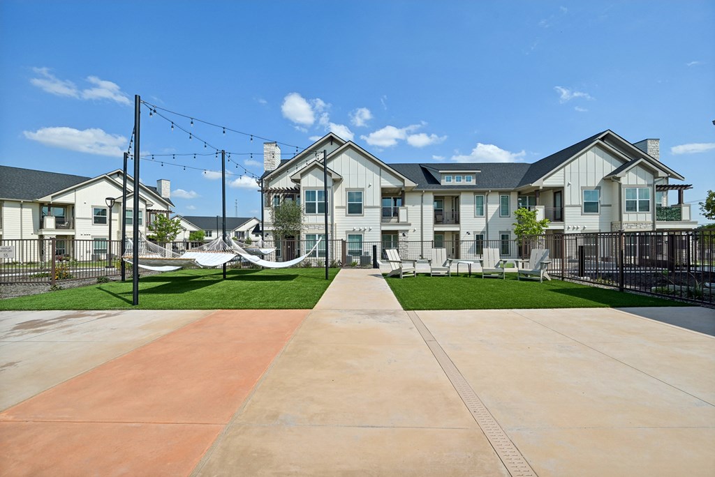 the preserve at ballantyne commons apartments courtyard and yard