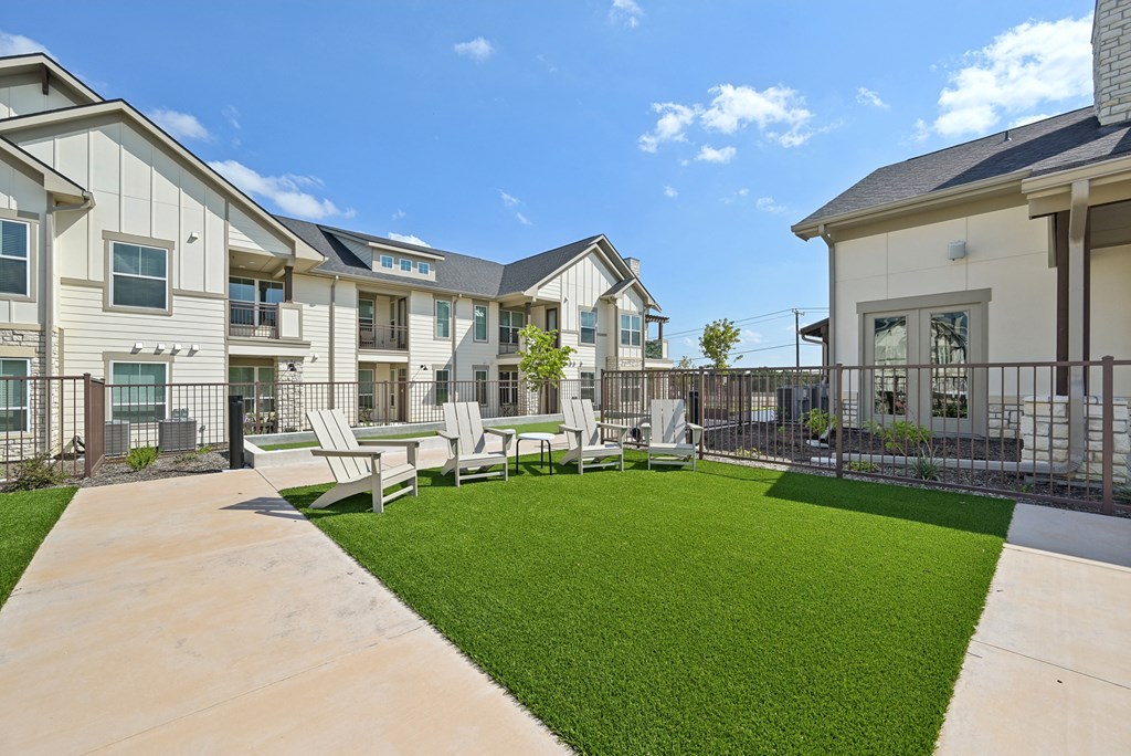 the preserve at ballantyne commons courtyard with lawn chairs and buildings