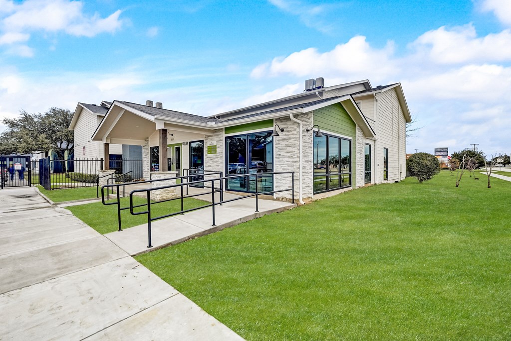 the clubhouse at the marabella on pioneer apartments in grand priairie, tx