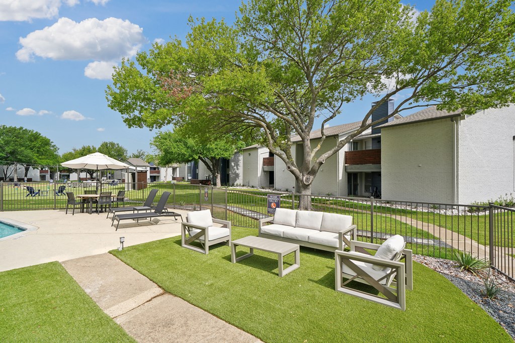 the preserve at ballantyne commons courtyard with couches and tables