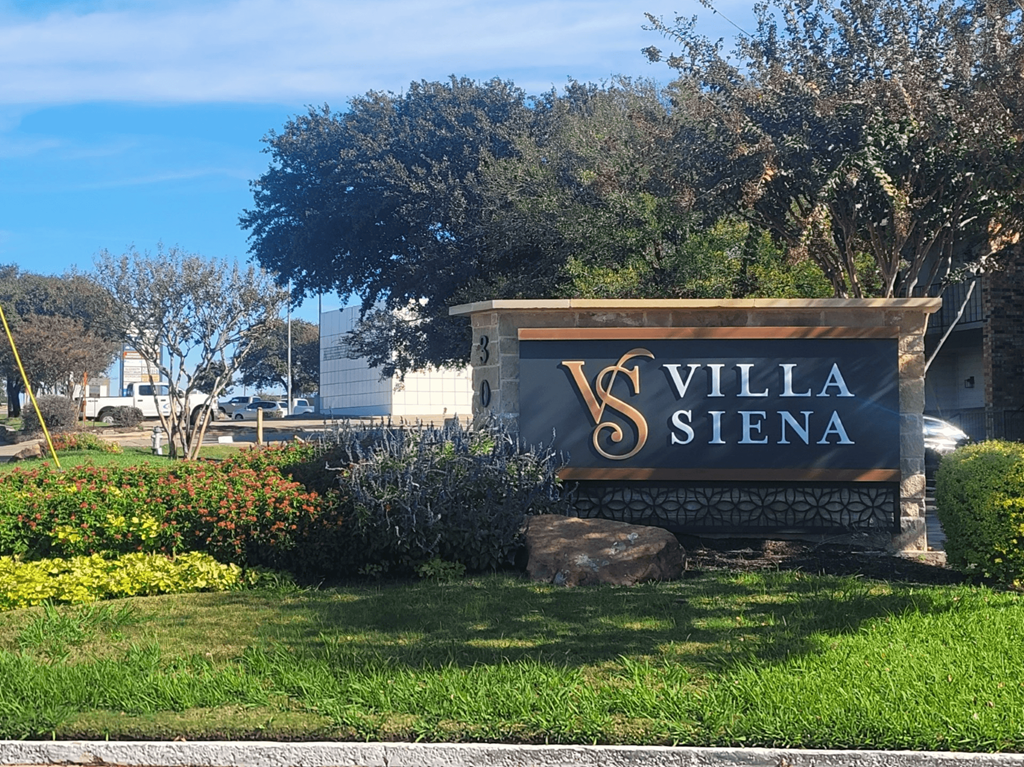 the sign for villa siena at the entrance of the subdivision