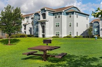 a picnic table in front of an apartment building