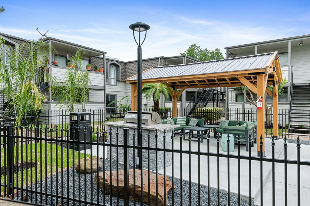Shaded Patio at The Ivy at Galleria, Houston, 77057