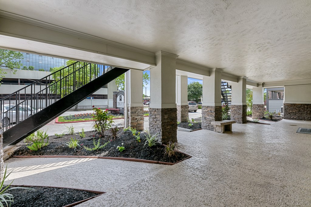 Shaded Area at The Ivy at Galleria, Texas
