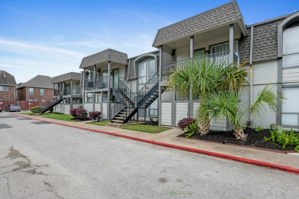 Exterior Landscape at The Ivy at Galleria, Houston, Texas