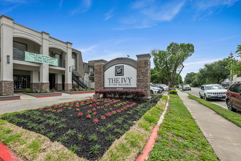 Property Signage at The Ivy at Galleria, Houston