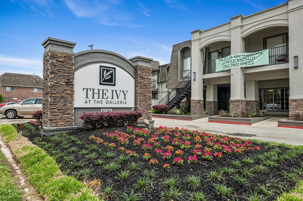 Signage at The Ivy at Galleria, Texas, 77057