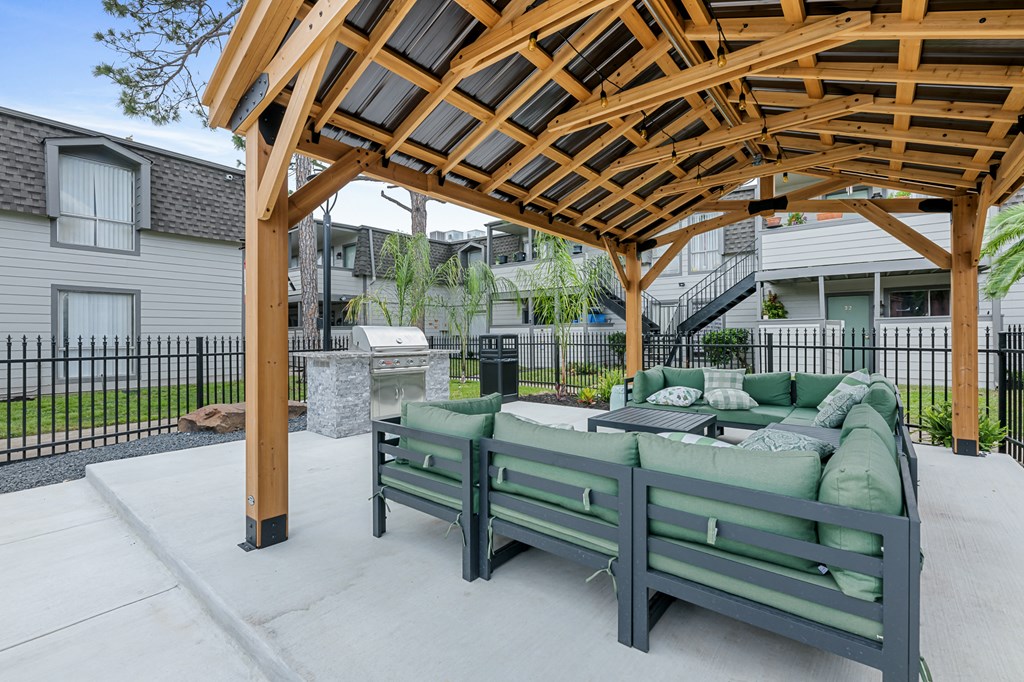 Shaded Lounge at The Ivy at Galleria, Houston, TX