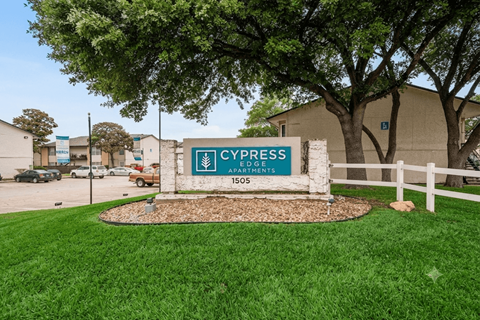 1565 N Business Interstate Hwy 35 1-2 Beds Apartment for Rent