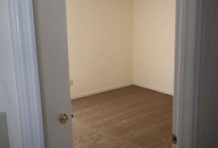 apartment bedroom with carpet - Photo Gallery 1