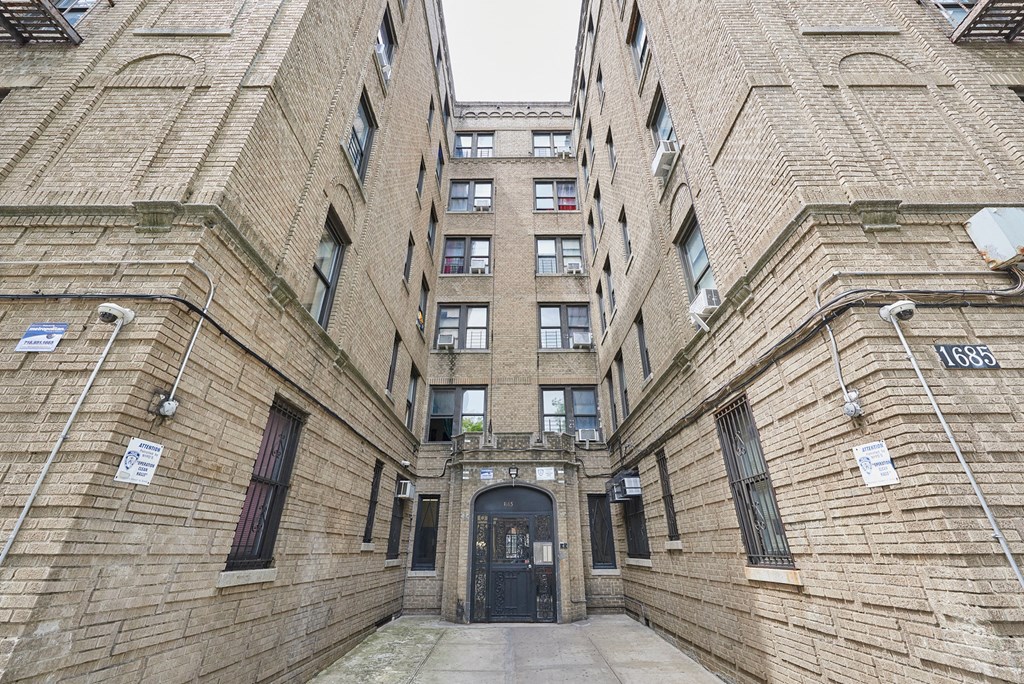 1685 Morris Ave exterior