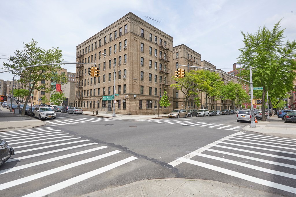 1685 Morris Ave exterior