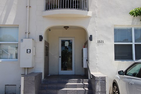 A white building with the number 1521 on it.