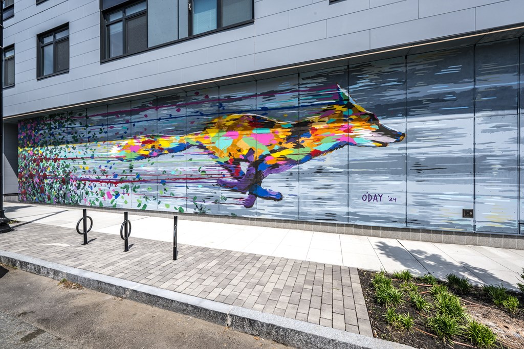 A mural of a wolf painted on a building.