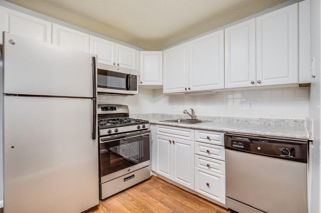 Fully Equipped Kitchen at Ashford Crossing, Shrewsbury, Massachusetts