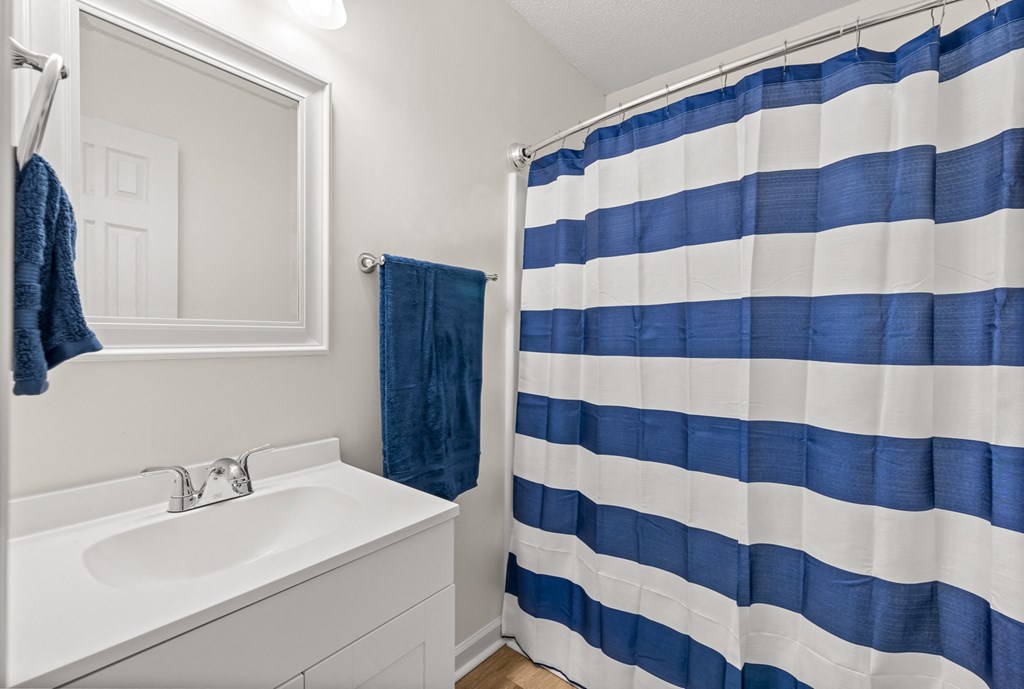 a photo of a bathroom