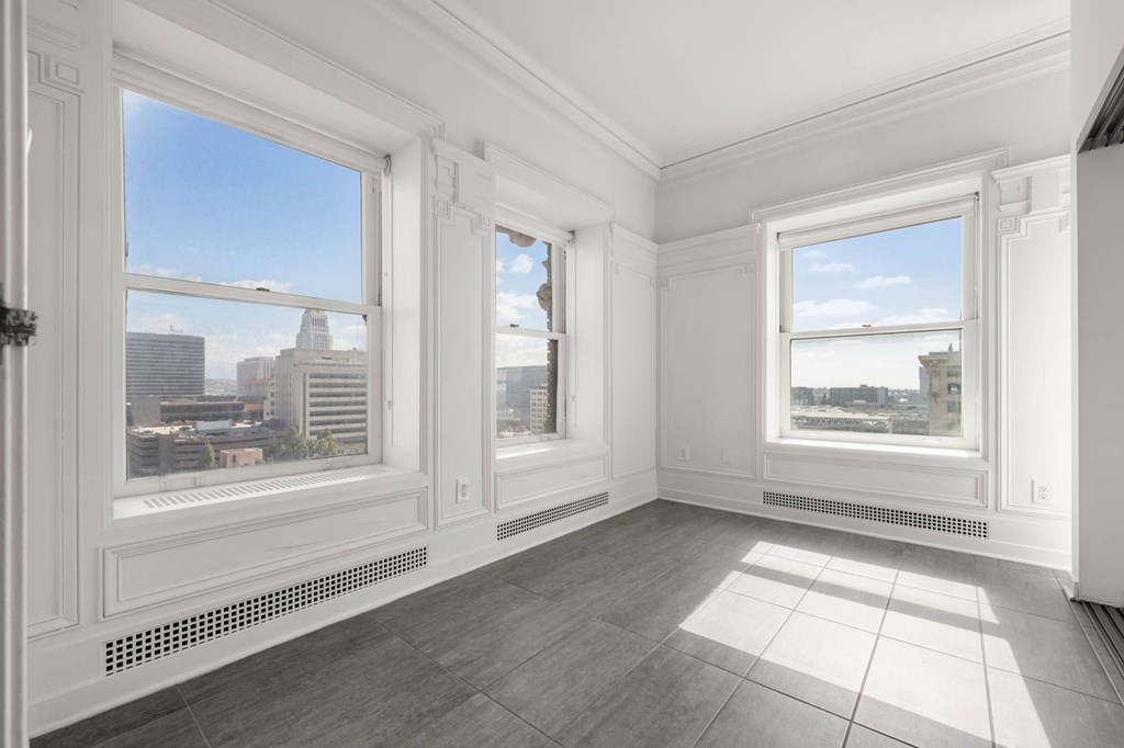 Spacious room with windows at Grand Central Market Apartments, California
