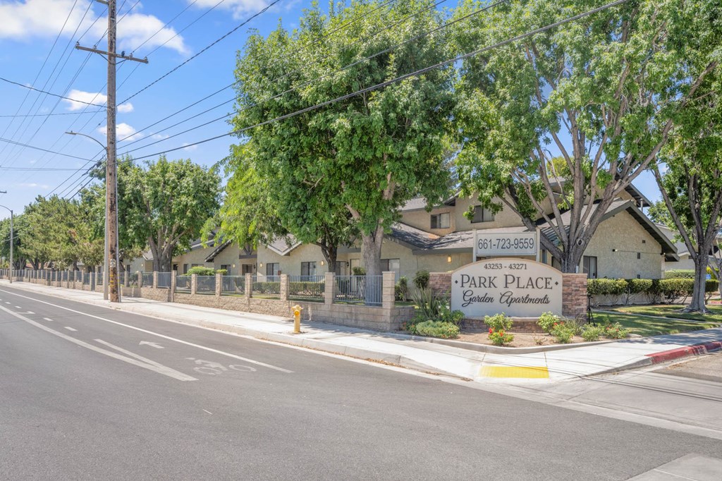 the entrance to the park place park plaza apartments