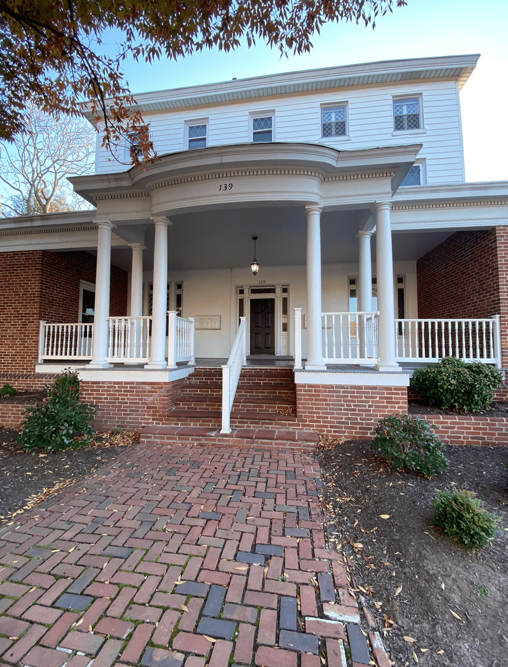 Kings Court Apartments - Front House