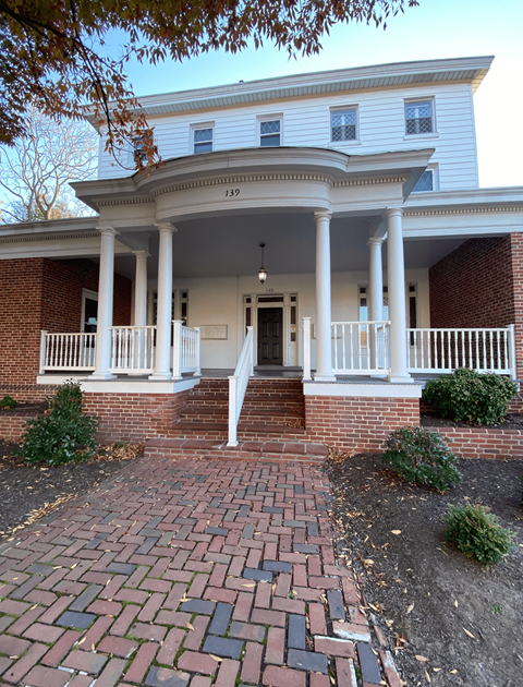 Kings Court Apartments - Front House