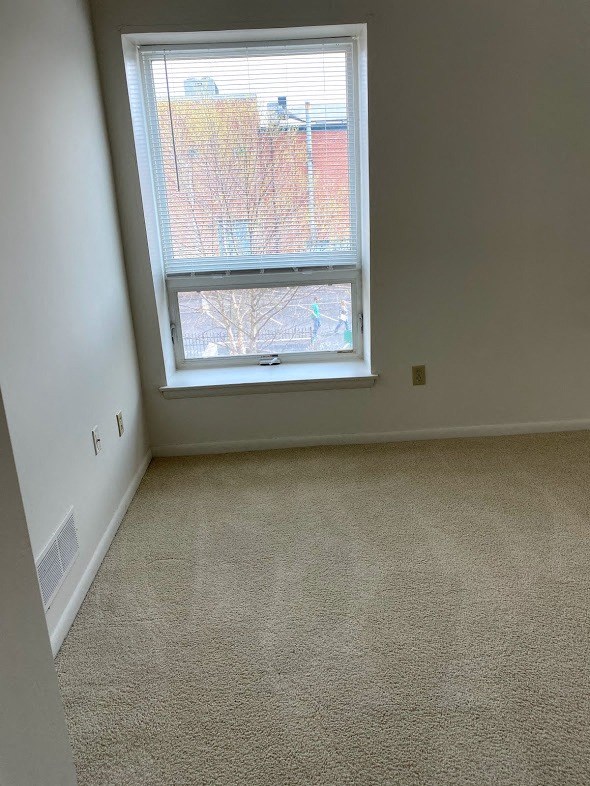 Loockerman Square Apartments - Bedroom / carpet