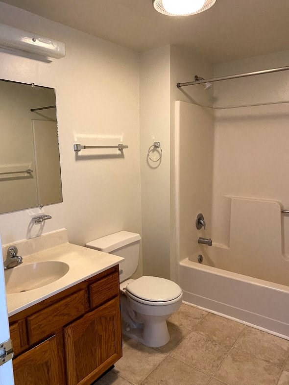 Loockerman Square Apartments - Full bath with tub / vanity / vinyl flooring