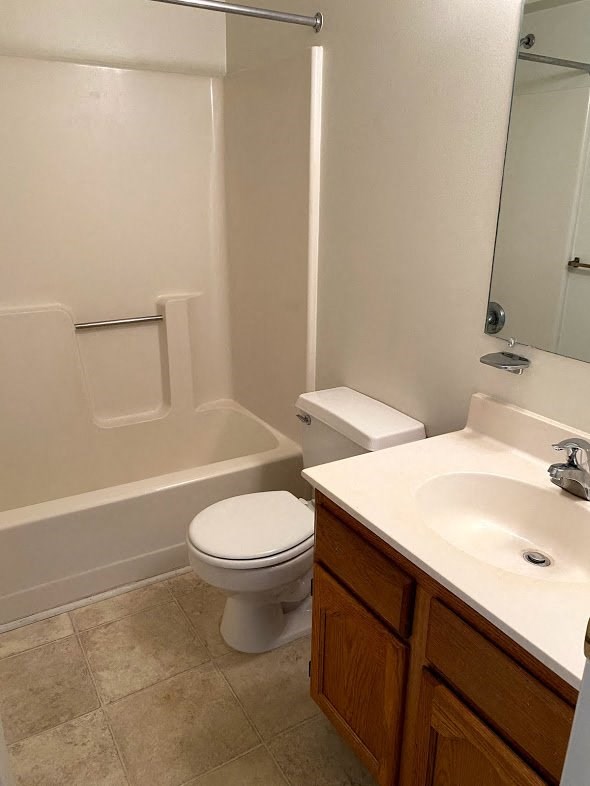 Loockerman Square Apartments - Full bath with tub / vanity / vinyl flooring