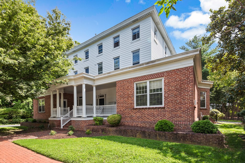 Kings Court Apartments - Front House