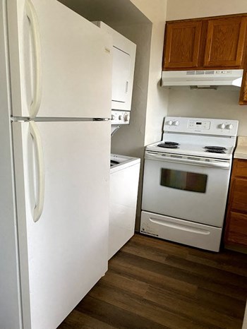 Kitchen, Range, Refrigerator, Washer/Dryer - Photo Gallery 7