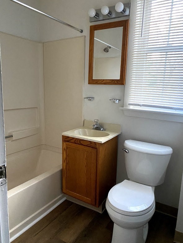 Garden Court Apartments - Bathroom / Bathtub / Vanity / Mirror