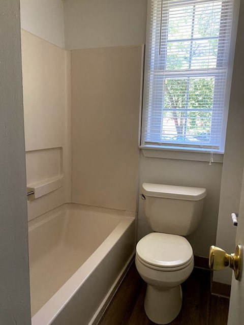 Garden Court Apartments - Bathroom / Tub