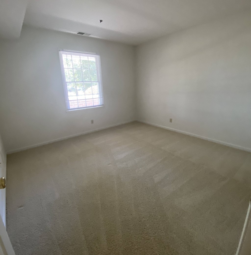 Kings Court Apartments - Main Building - Bedroom / Wall-to-wall carpet