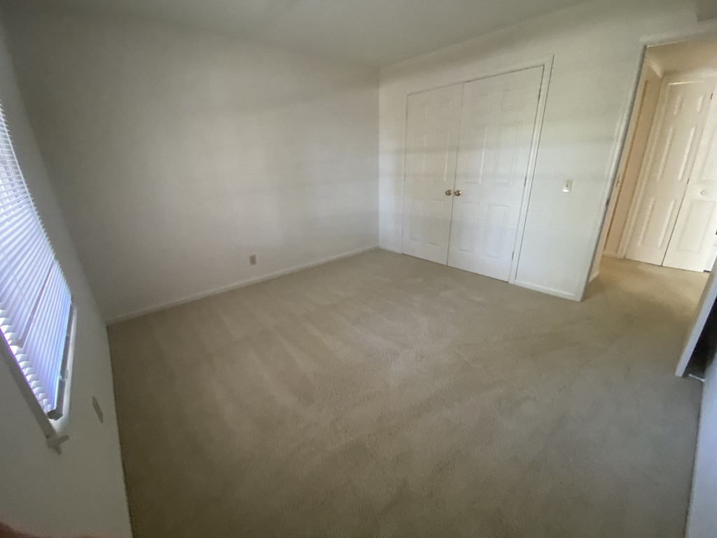 Kings Court Apartments - Main Building - Bedroom / Wall-to-wall carpet