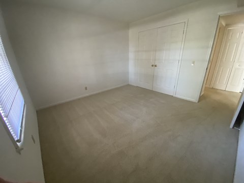 Kings Court Apartments - Main Building - Bedroom / Wall-to-wall carpet