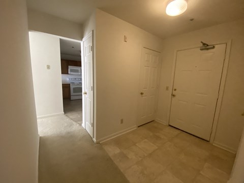 Kings Court Apartments - Main Building - Apartment foyer