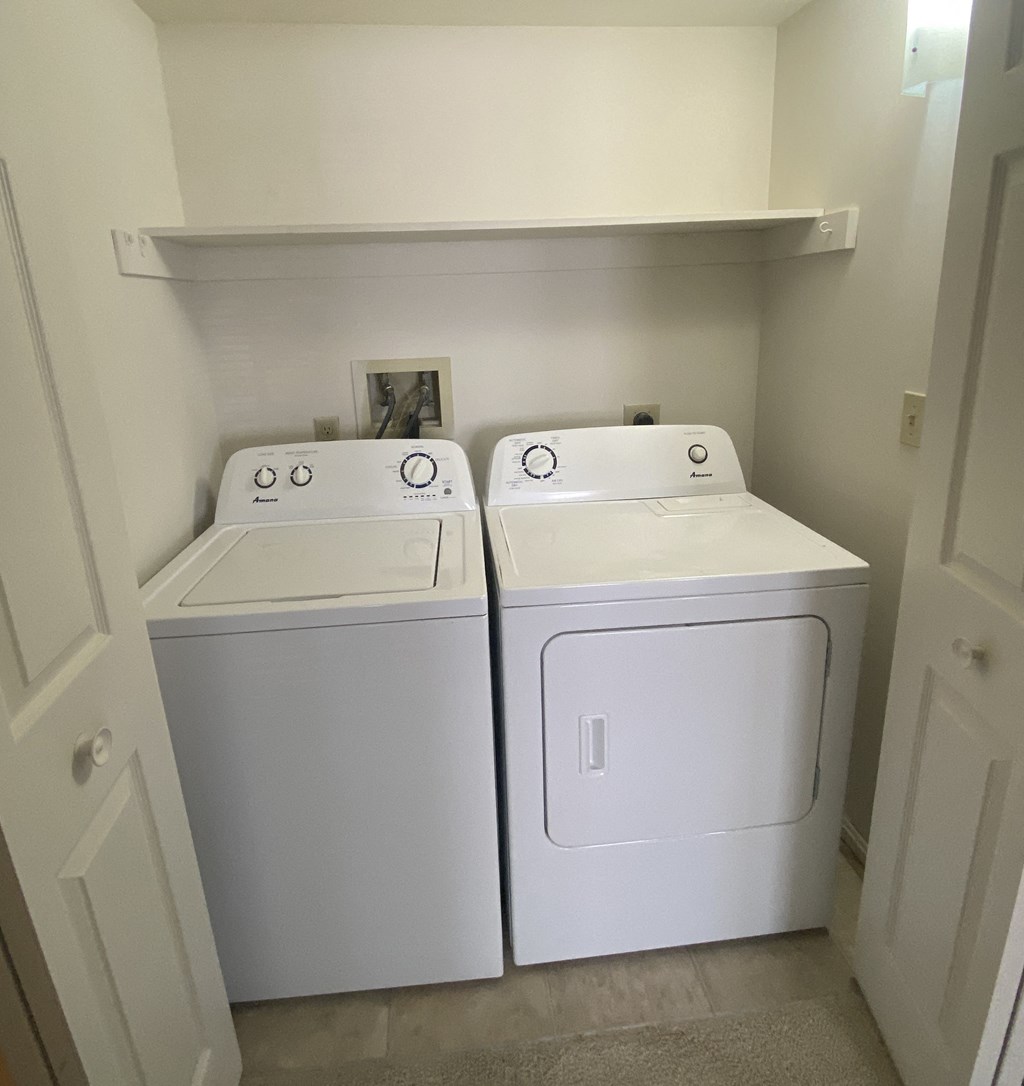 Kings Court Apartments - Main Building - Full-size washer & dryer
