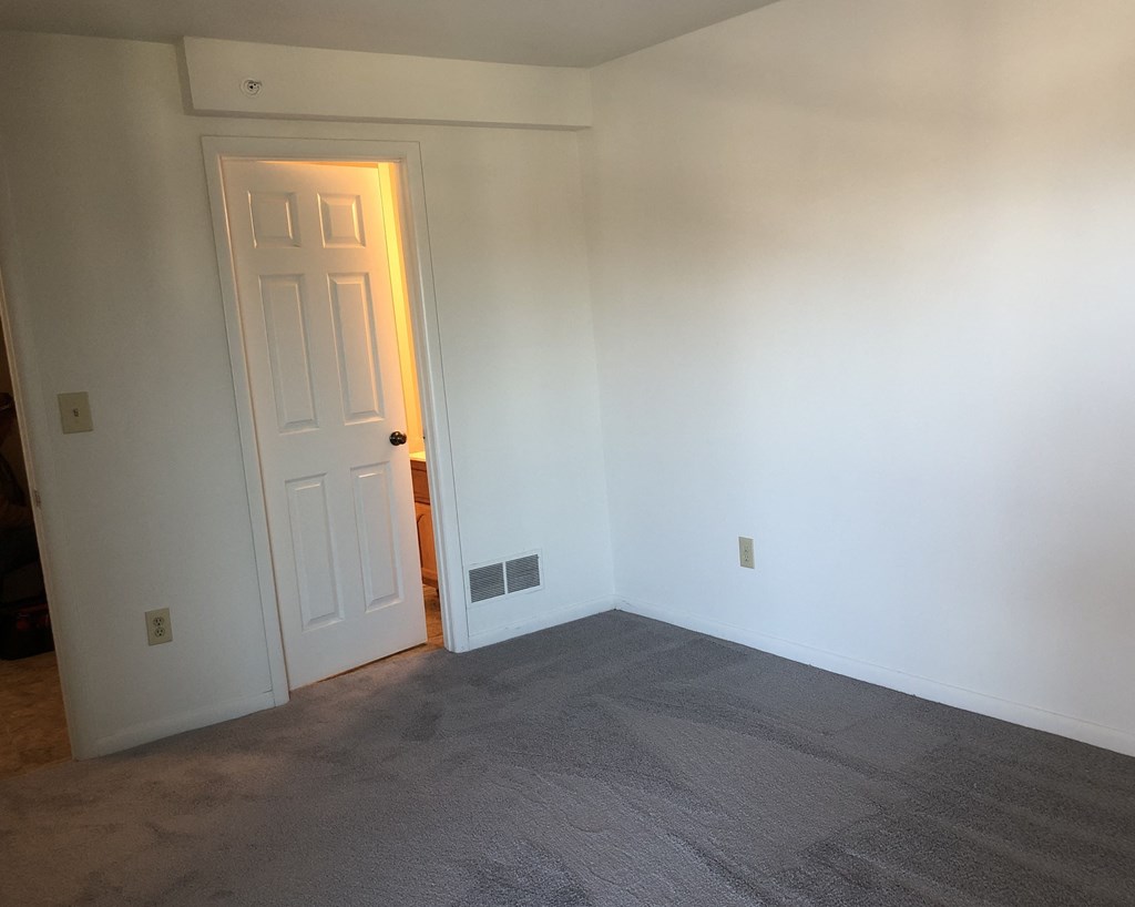 Loockerman Square Apartments - Bedroom with door to Full Bathroom