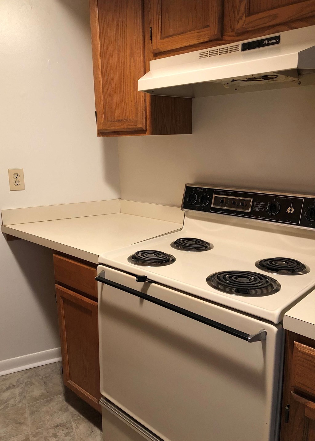 Loockerman Square Apartments - Kitcchen / Electric Range / Range Hood