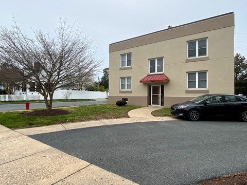 Mitten Apartments - Two-story apartment building / 4 apartments per building