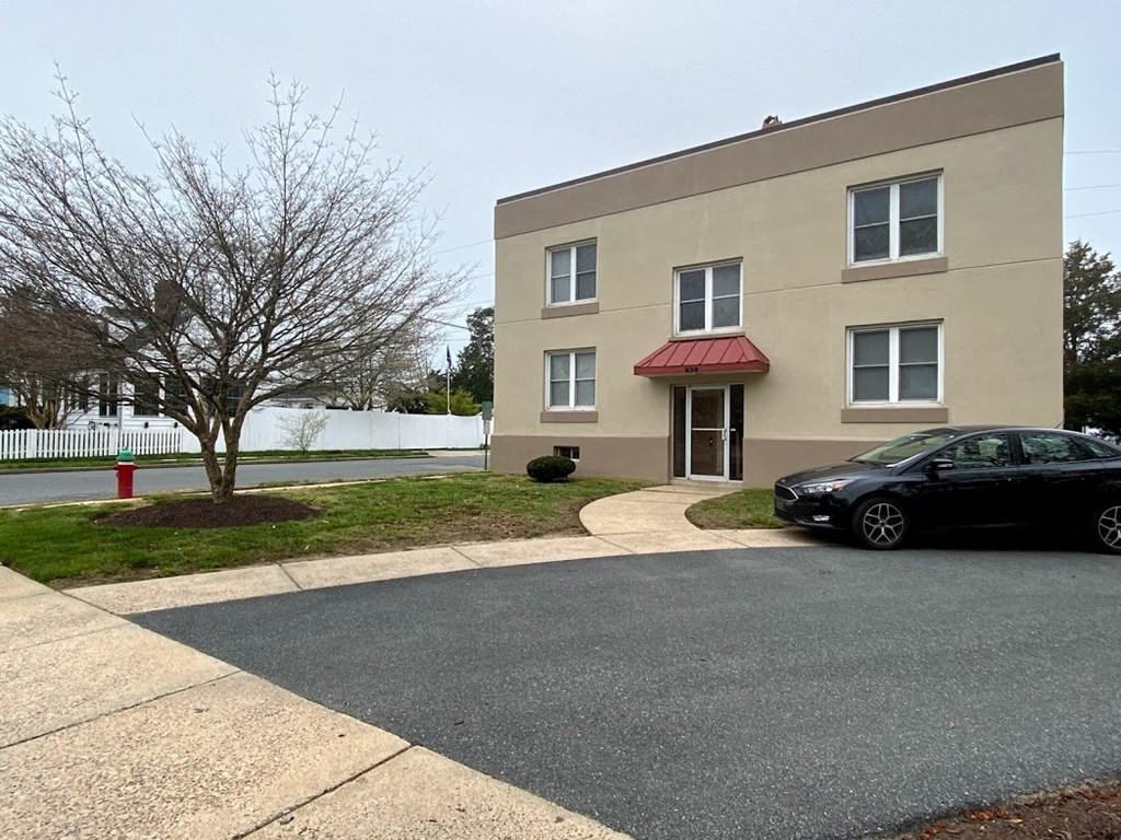838 South Bradford Street - Mitten Mitten Apartments - Two-story apartment building / 4 apartments per building