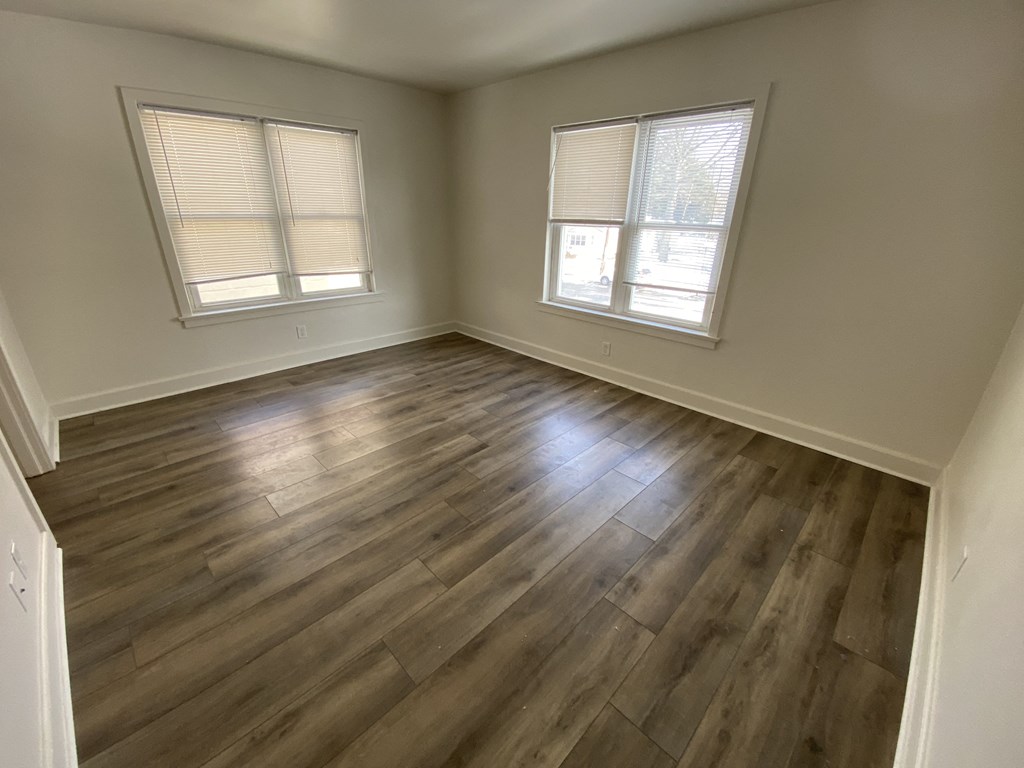 Mitten Apartments - Living room / wood-grain, vinyl plank flooring