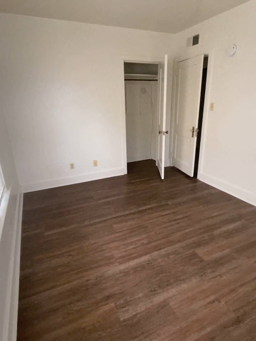 Mitten Apartments - Bedroom / Wood-grain, vinyl plank flooring