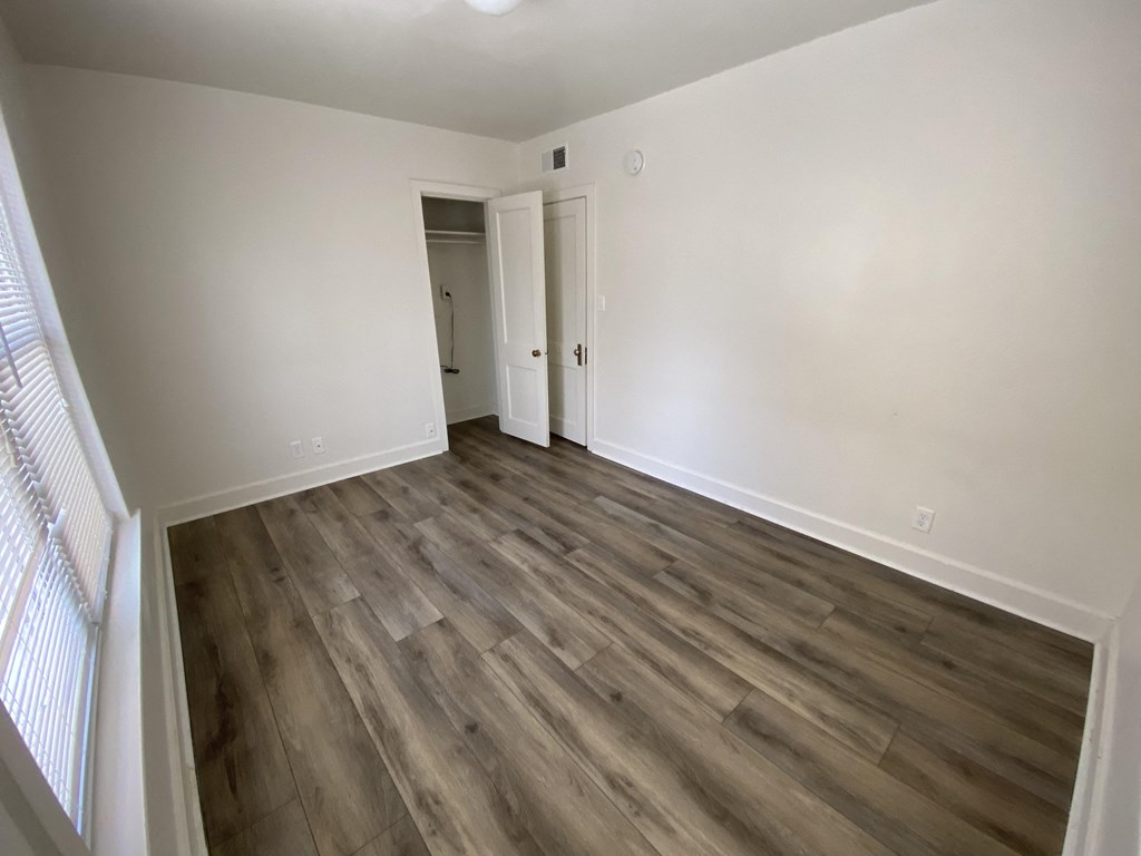 Mitten Apartments - Bedroom / Wood-grain, vinyl plank flooring