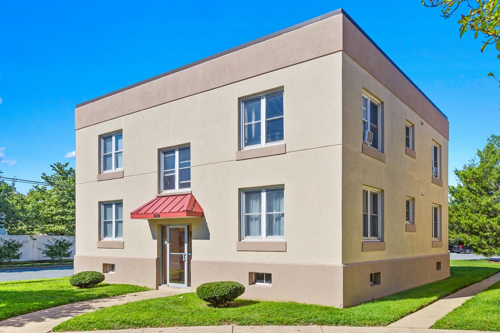 Mitten Apartments - Two-story apartment building / 4 apartments per building