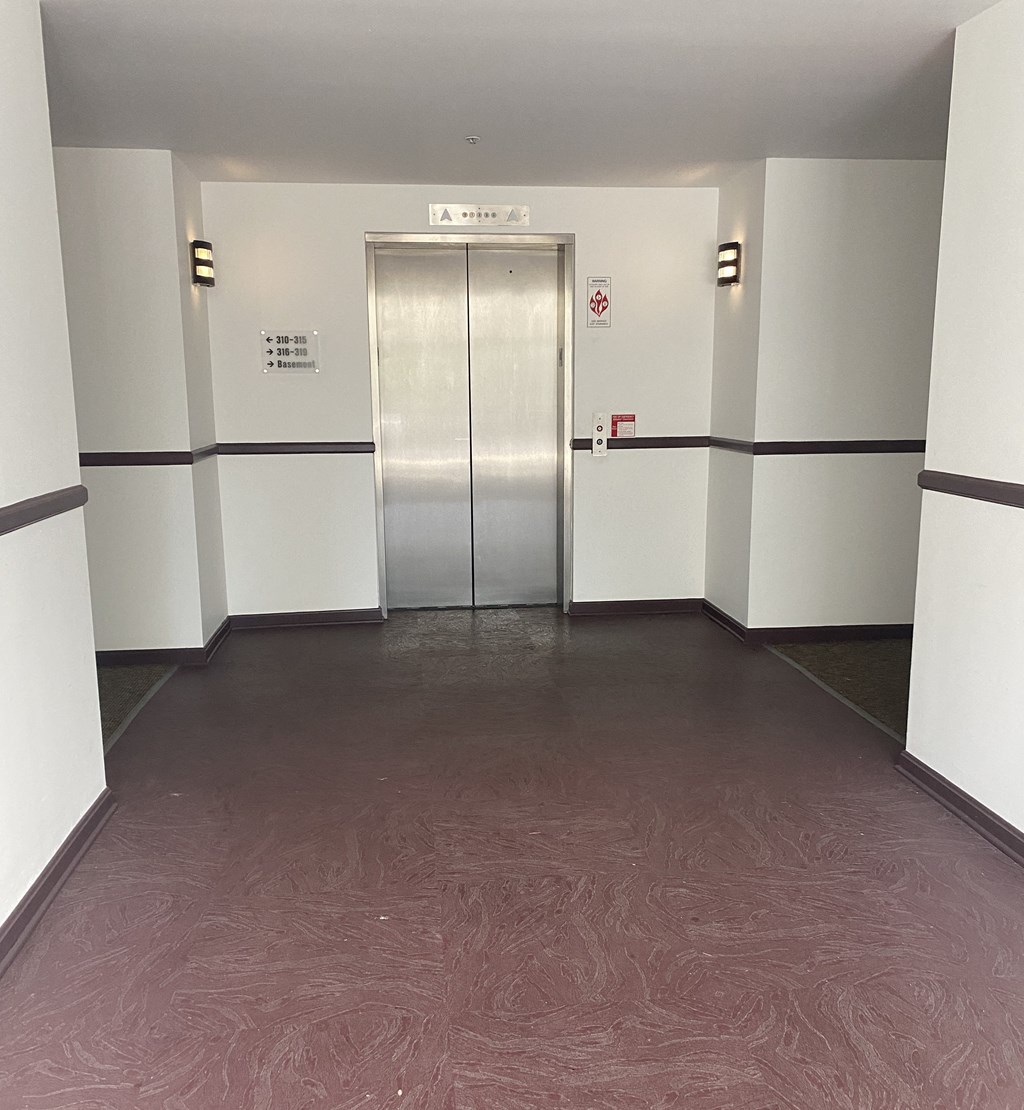Silver Mill Apartments - Entrance / Elevator lobby / Vinyl flooring
