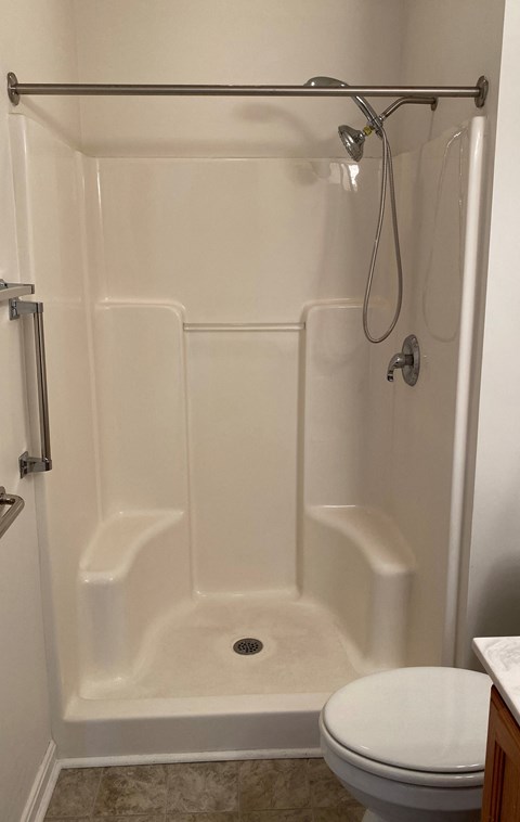 Silver Mill Apartments - Walk-in Shower