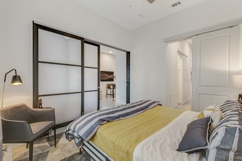 2900 Race Street Studio-2 Beds Apartment for Rent - Photo Gallery 5