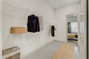 2900 Race Street Studio-2 Beds Apartment for Rent - Photo Gallery 3