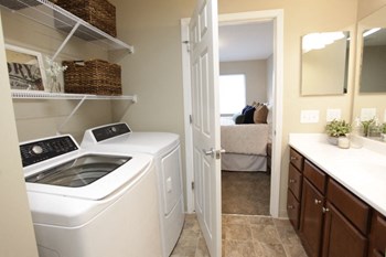 Laurel Bluff Apartments Reynoldsburg, Ohio - Photo Gallery 10